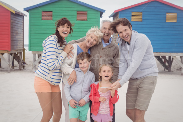 Portret fericit portret de familie familie în picioare plajă Imagine de stoc © wavebreak_media