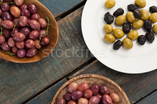 Măsline boluri placă vedere masa de lemn fruct Imagine de stoc © wavebreak_media