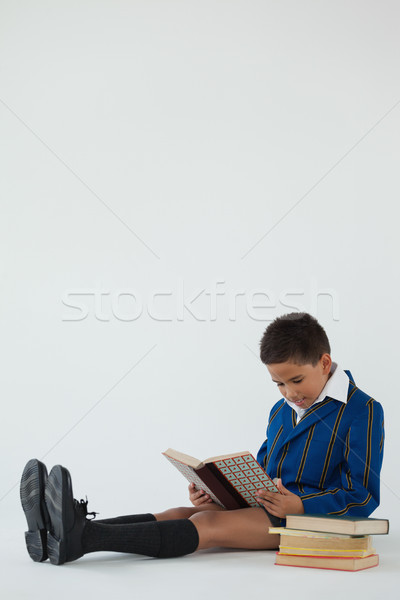 Iskolás fiú olvas könyv fehér figyelmes gyermek Stock fotó © wavebreak_media