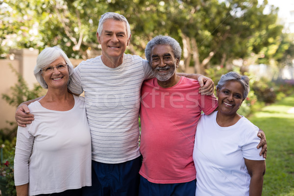 Portré mosolyog barátok áll karok körül Stock fotó © wavebreak_media