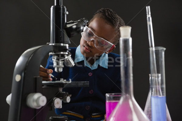 女學生 顯微鏡 黑色 細心 孩子 教育 商業照片 © wavebreak_media