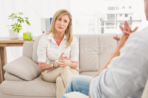 Boldogtalan nő ül kanapé beszél terapeuta Stock fotó © wavebreak_media