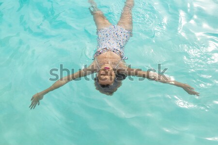 Gyönyörű nő fehér bikini lebeg úszómedence napos idő Stock fotó © wavebreak_media