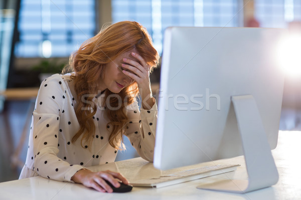 Geschäftsfrau Leiden Kopfschmerzen Büro kreative Stock foto © wavebreak_media