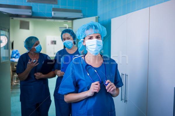 Ritratto femminile chirurgo ospedale colleghi donna Foto d'archivio © wavebreak_media