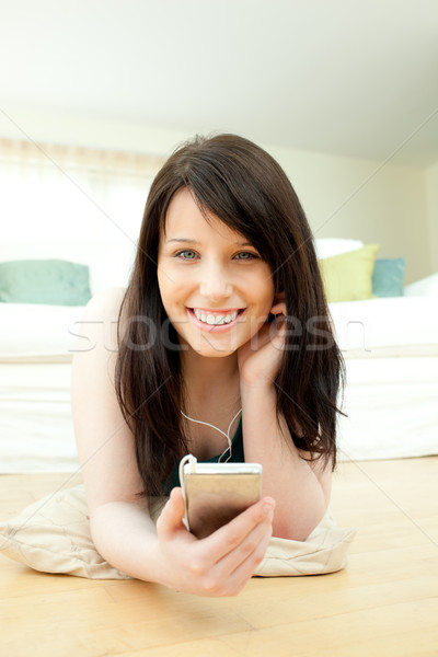 śmiechem kobieta słuchania muzyki piętrze domu Zdjęcia stock © wavebreak_media
