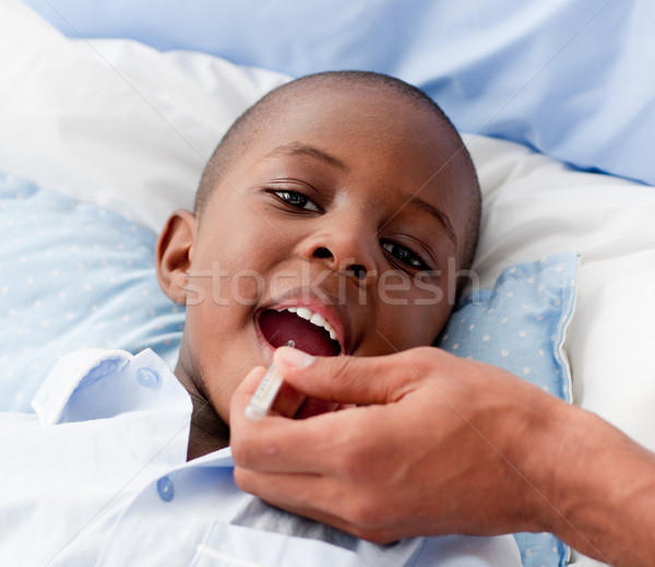 Mały chłopca chorych bed młodych grypa Zdjęcia stock © wavebreak_media