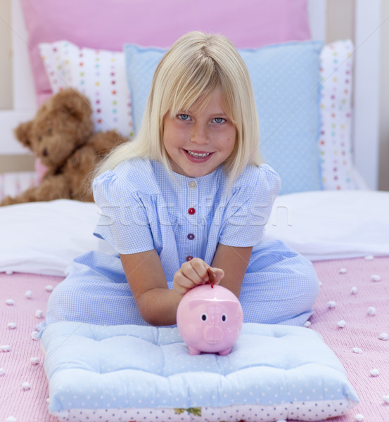 улыбаясь девушки деньги Piggy Bank спальня Сток-фото © wavebreak_media