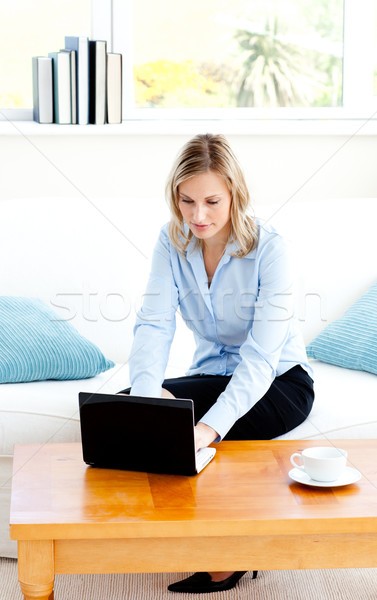 Izzó üzletasszony laptopot használ ül kanapé otthon Stock fotó © wavebreak_media