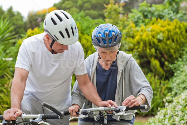 зрелый пару Горный велосипед за пределами улыбка горные Сток-фото © wavebreak_media