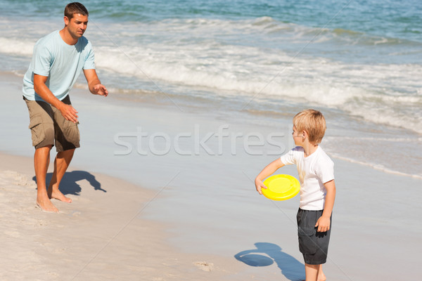 Băiat joc frisbee tată apă Imagine de stoc © wavebreak_media