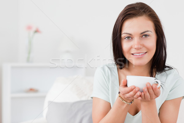 Foto stock: Hermosa · mujer · potable · té · mirando · cámara