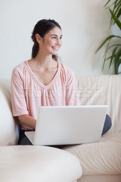 Portret glimlachende vrouw notebook woonkamer computer meisje Stockfoto © wavebreak_media