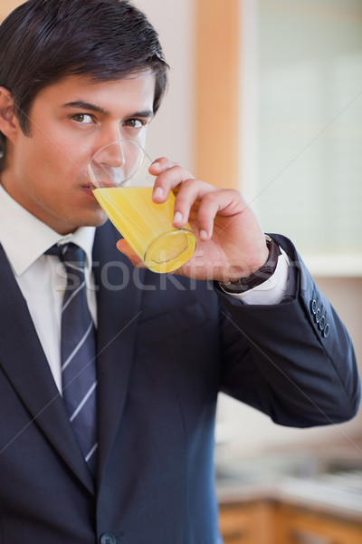 Ritratto imprenditore bere succo d'arancia cucina casa Foto d'archivio © wavebreak_media