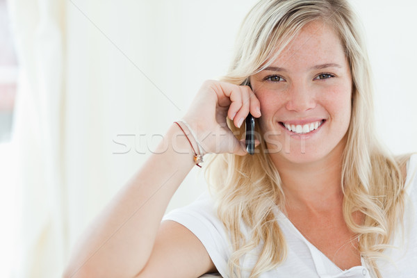 Coup femme souriante téléphone regarder caméra [[stock_photo]] © wavebreak_media