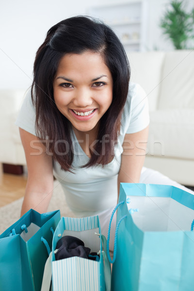 Stockfoto: Glimlachende · vrouw · permanente · woonkamer · venster · winkelen