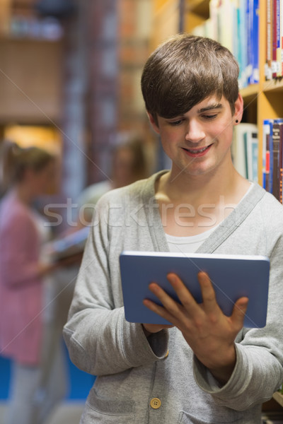 Stock fotó: Férfi · táblagép · mosolyog · főiskola · könyvtár · vmi · mellett