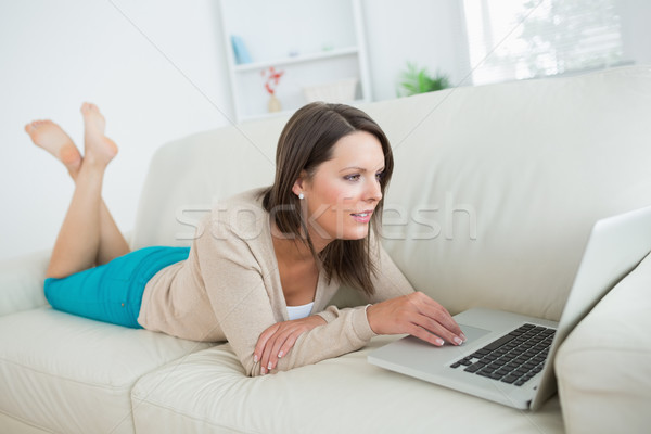 Stockfoto: Brunette · sofa · met · behulp · van · laptop · woonkamer · computer · vrouw