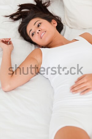 Femeie zambitoare pat portret zâmbitor acasă Imagine de stoc © wavebreak_media