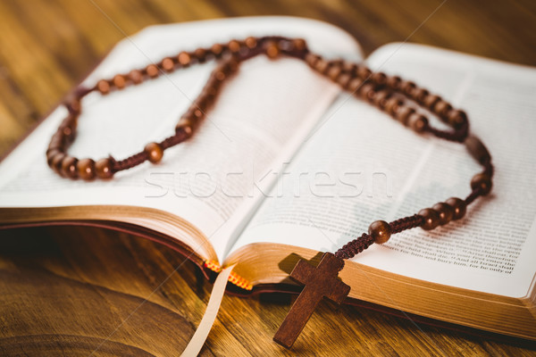 Nyitva Biblia rózsafüzér gyöngyök fa asztal húsvét Stock fotó © wavebreak_media