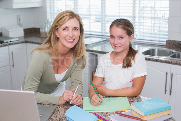 Zdjęcia stock: Szczęśliwy · matka · pomoc · córka · praca · domowa · komputera