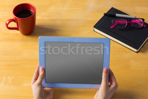 Zakenvrouw tablet bureau koffiekopje dagboek kantoor Stockfoto © wavebreak_media