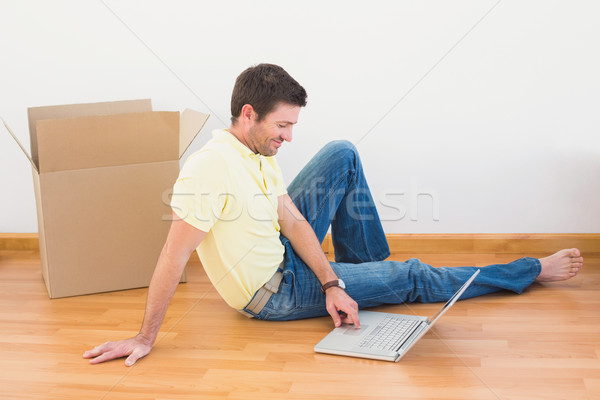 カジュアル 男 座って 階 ラップトップを使用して ホーム ストックフォト © wavebreak_media