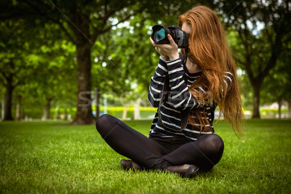Foto stock: Femenino · fotógrafo · sesión · hierba · parque · tecnología