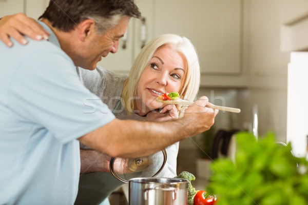 Maturité couple végétarien repas ensemble maison [[stock_photo]] © wavebreak_media