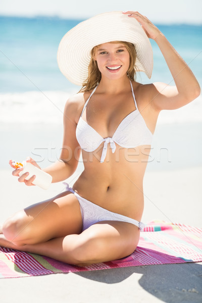 Bella donna bionda guardando fotocamera spiaggia donna Foto d'archivio © wavebreak_media