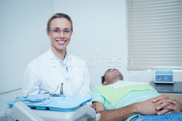 Sonriendo femenino dentista retrato mujer médicos Foto stock © wavebreak_media
