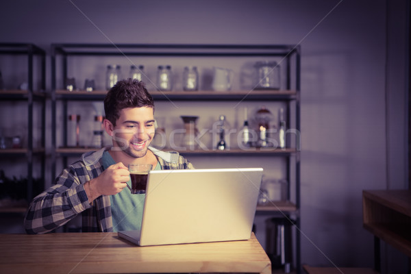 Glimlachend drinken koffie met behulp van laptop coffeeshop Stockfoto © wavebreak_media