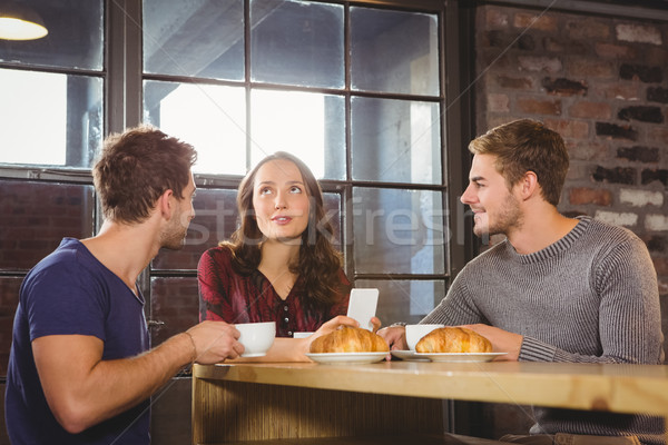 Freunde sprechen genießen Kaffee Croissants Cafeteria Stock foto © wavebreak_media