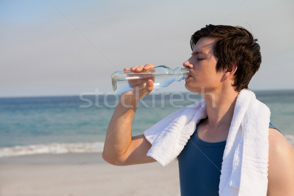 человека питьевая вода бутылку пляж морем Сток-фото © wavebreak_media