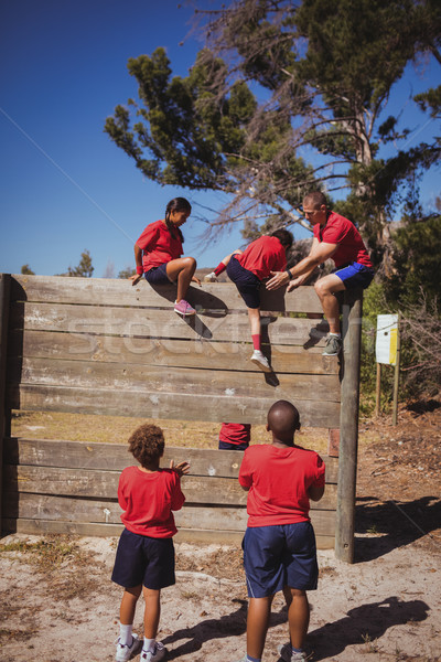 Foto stock: Entrenador · ninos · subir · pared