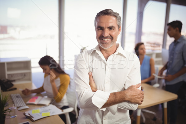 Foto stock: Sonriendo · maduro · empresario · los · brazos · cruzados · pie · creativa