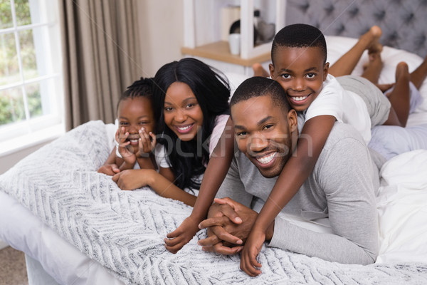 Portret gelukkig gezin samen slaapkamer home liefde Stockfoto © wavebreak_media