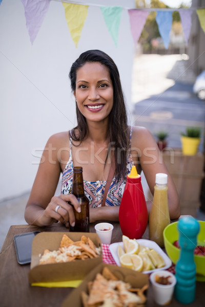 Porträt schöne Frau halten Bierflasche Snacks Cafeteria Stock foto © wavebreak_media