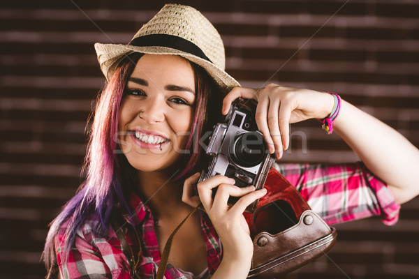 Portrait femme souriante posant mur de briques femme [[stock_photo]] © wavebreak_media