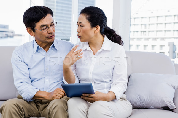 Foto stock: Sorridente · homem · casa · sofá · comprimido · mulher