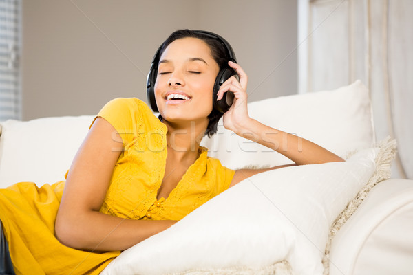 Pasnic bruneta Căşti canapea muzică fericit Imagine de stoc © wavebreak_media