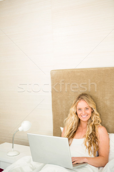 Foto stock: Mujer · bonita · usando · la · computadora · portátil · cama · dormitorio · ordenador · casa