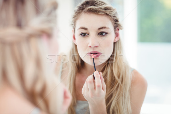 Fiatal nő jelentkezik szájfény néz tükör szépség Stock fotó © wavebreak_media