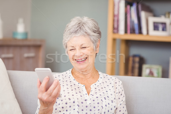 Idős nő tart mobiltelefon otthon ház Stock fotó © wavebreak_media