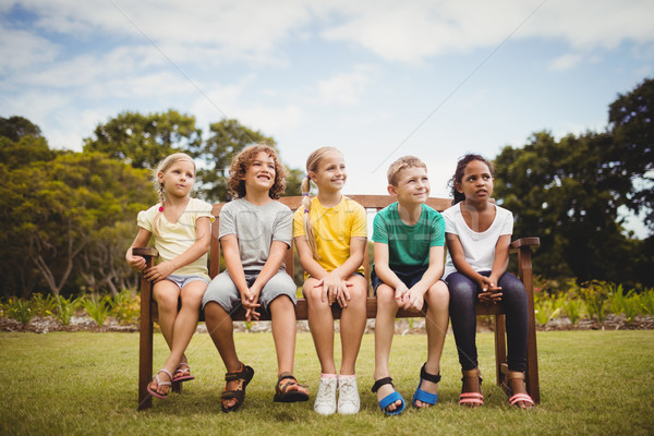 Kinderen glimlachend vergadering bank Stockfoto © wavebreak_media