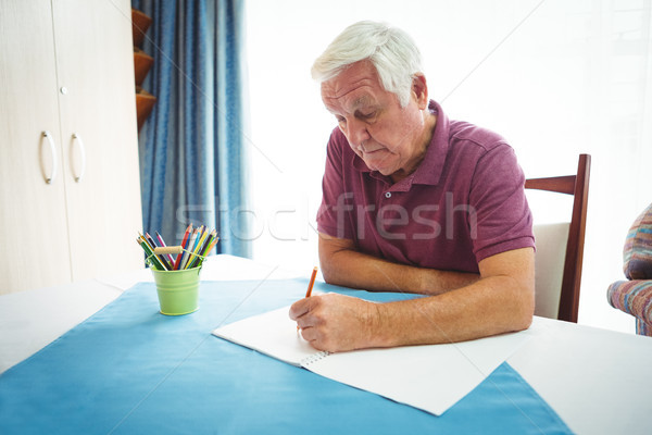 Porträt Ruhestand Mann schriftlich weiß Papier Stock foto © wavebreak_media