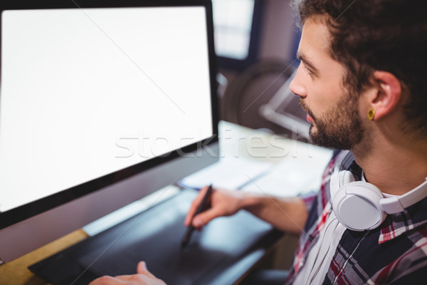 Graficzne projektant patrząc monitor komputerowy pracy twórczej Zdjęcia stock © wavebreak_media