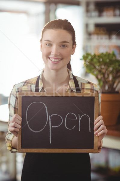 Portré pincérnő mutat tábla nyitva tábla kávézó Stock fotó © wavebreak_media
