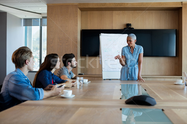 Mulher apresentação colegas sala de conferência escritório teclado Foto stock © wavebreak_media
