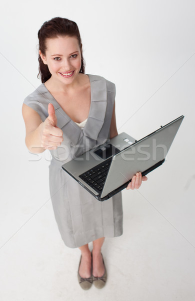 Zakenvrouw met behulp van laptop duim omhoog glimlachend Stockfoto © wavebreak_media